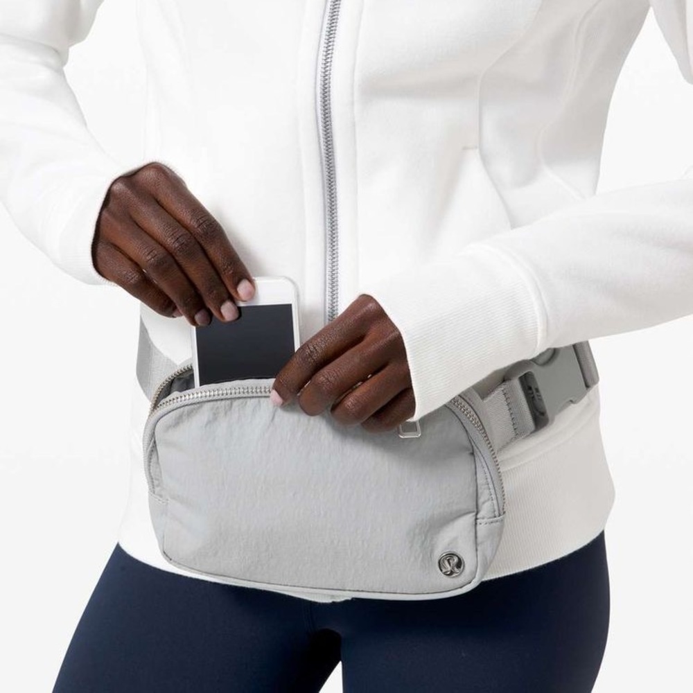 Lululemon Everywhere Belt Bag Large silver nwt